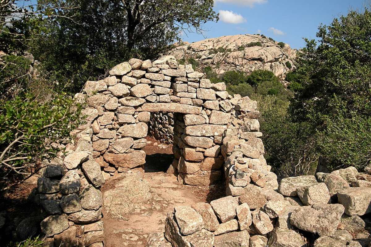 Ruínas antigas de Arzachena na Sardenha