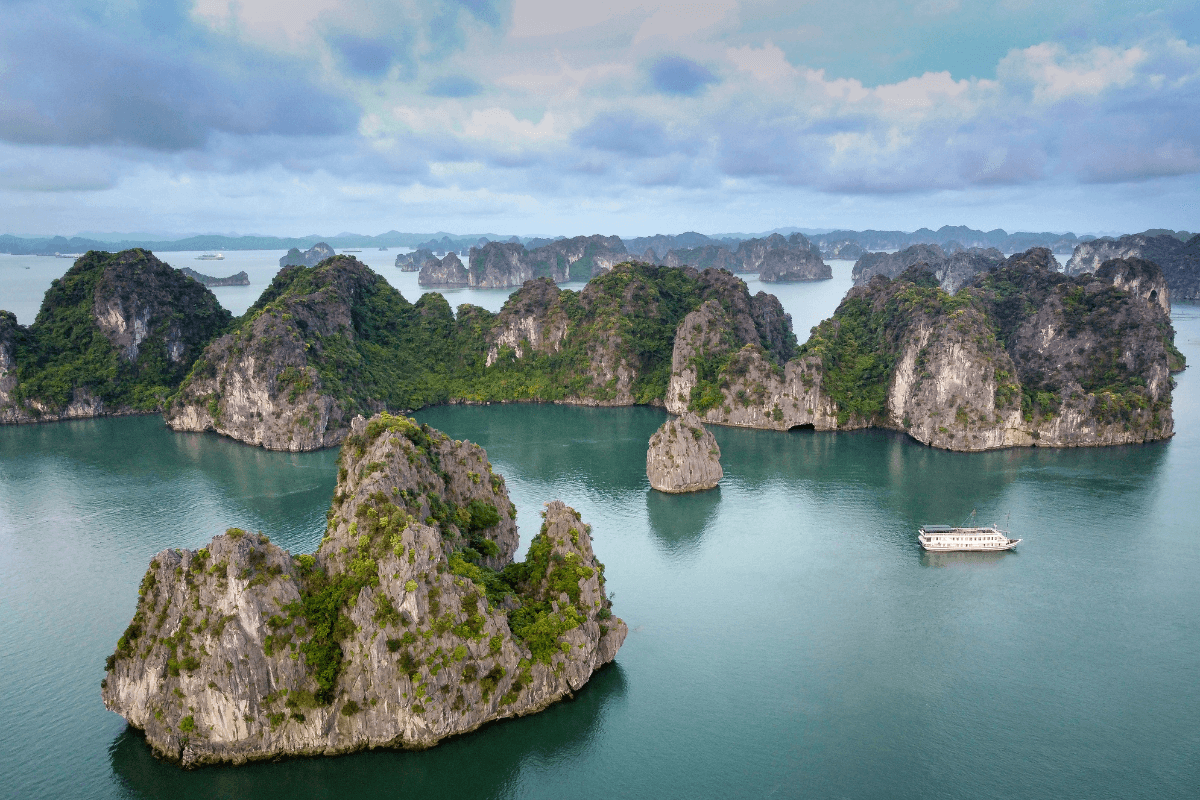 lugares únicos para visitar no Vietnã Bai Tu Long Bay