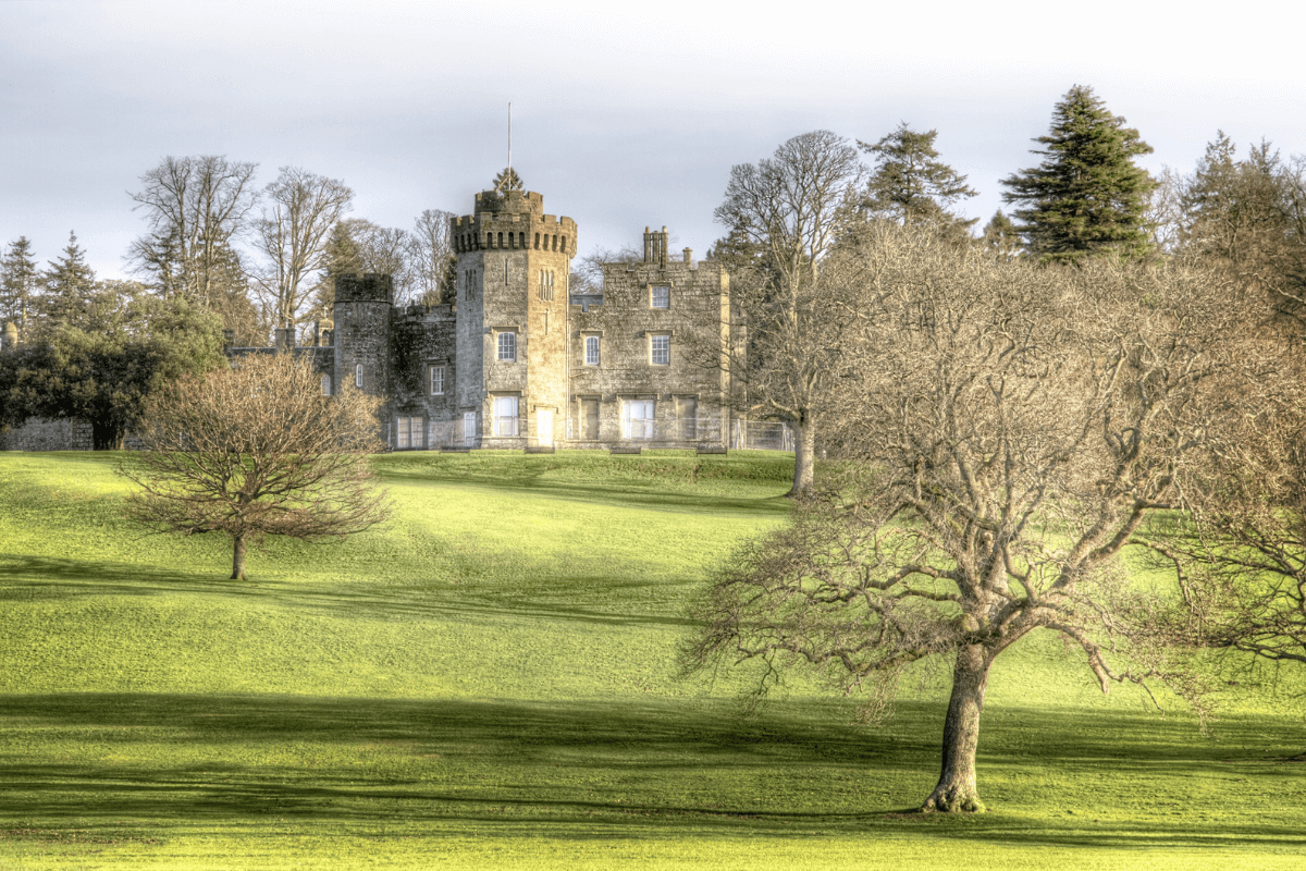 Balloch Castle Country Park fica a caminho de Loch Lomond saindo de Glasgow