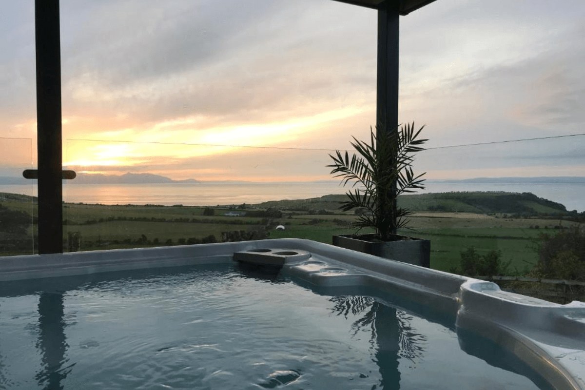 places to stay with hot tubs in Scotland