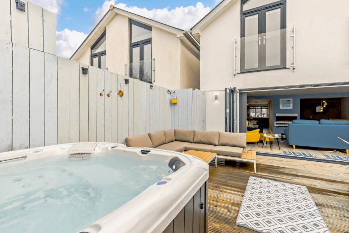 Cornwall Lodges with a hot tub