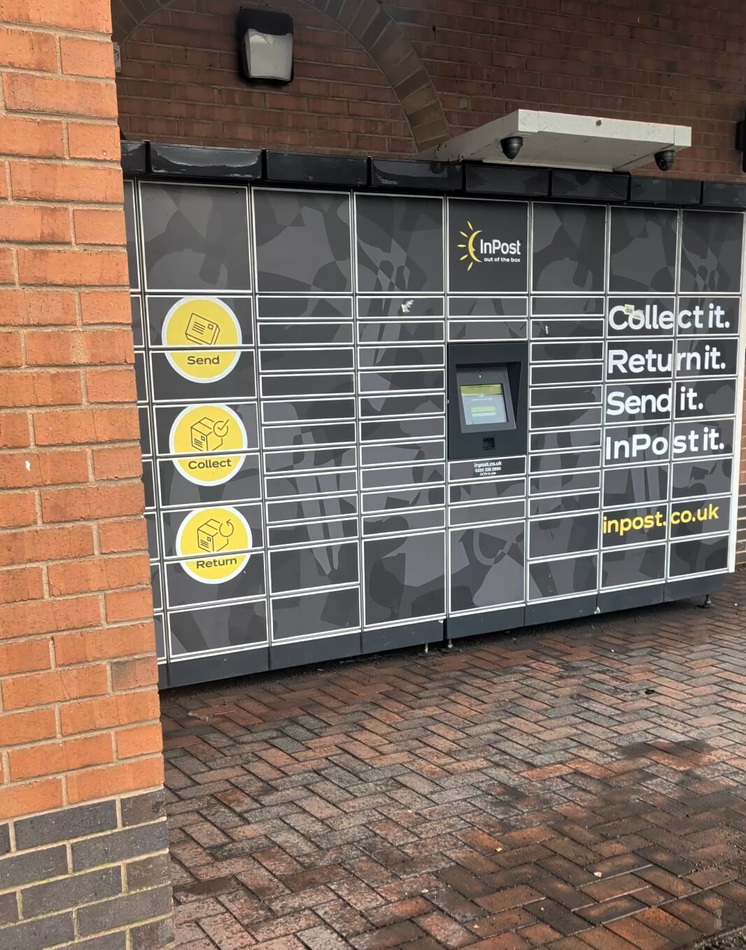 Posting your luggage in the UK