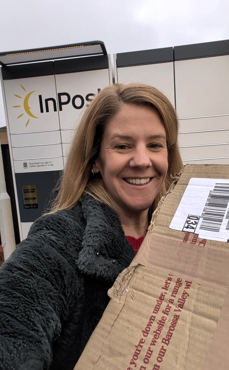 Vickyflipflop picking up the luggage